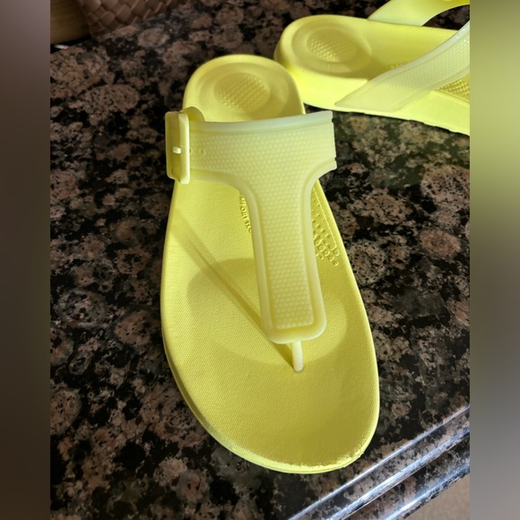 FitFlop size 8 neon yellow puffy plastic sandals - Picture 2 of 3